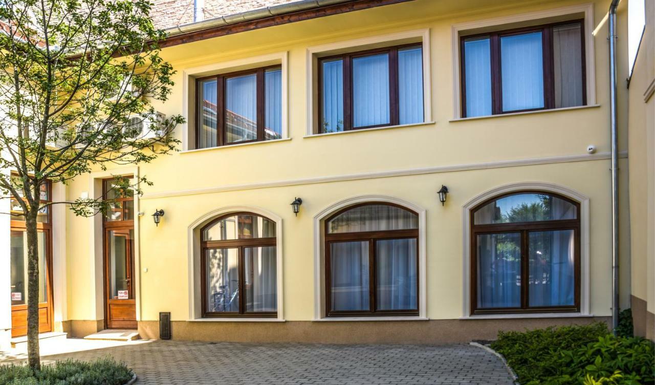 Centrum Apartman Cegled Exterior photo